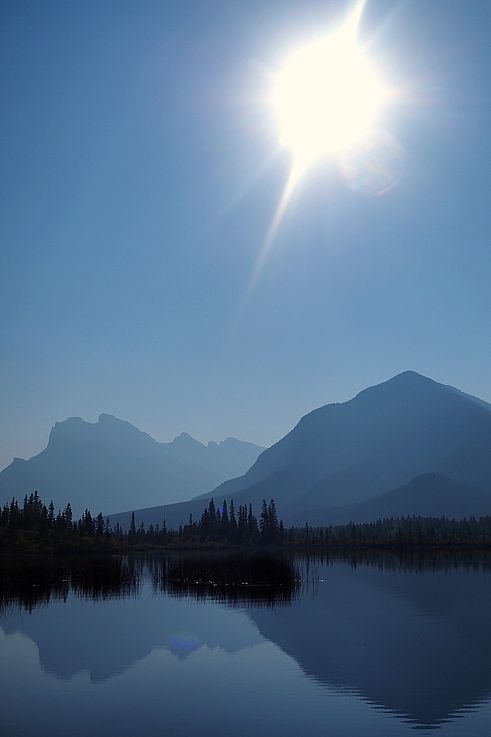 Reflet du mont Rundle sur les lacs Vermilion, à Banff.