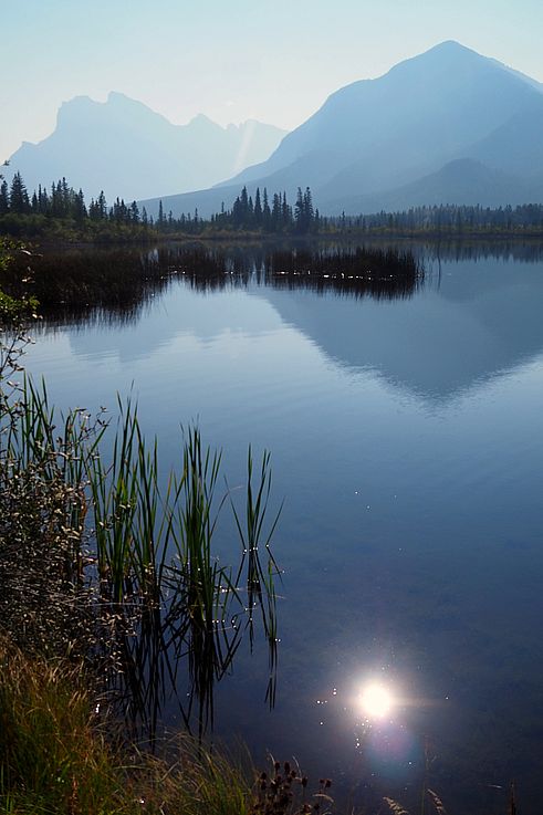 Reflet du mont Rundle dans les eaux des Vermilion Lakes, à Banff.