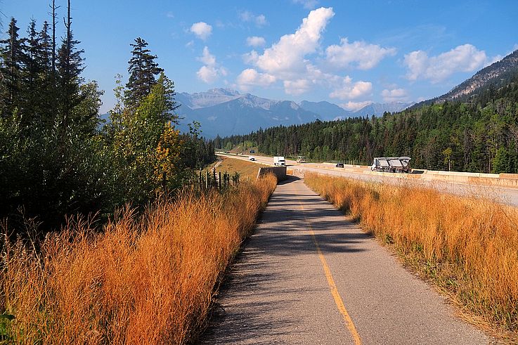 Autoroute Transcanadienne au cœur du parc national Banff, entourée de montagnes.