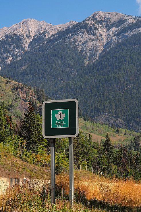 Panneau de signalisation de la route Transcanadienne dans le parc national de Banff.