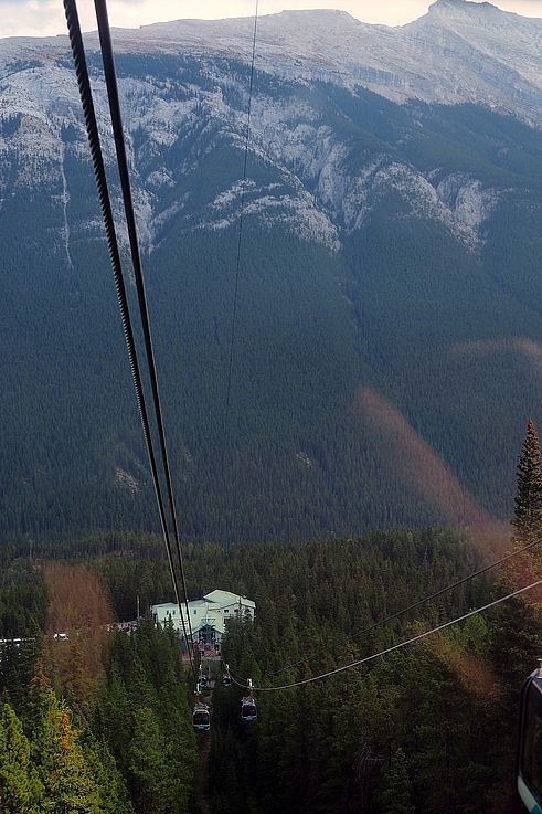 Télécabines du Banff Sulphur Mountain Gondola et massif montagneux environnant.