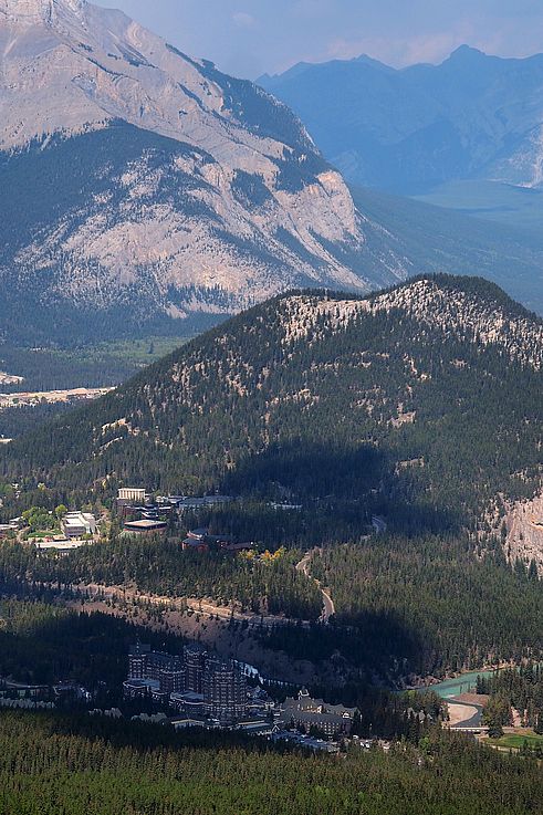 Fairmont Banff Springs Hotel au bord de la rivière Bow, entouré par les montagnes de Banff.