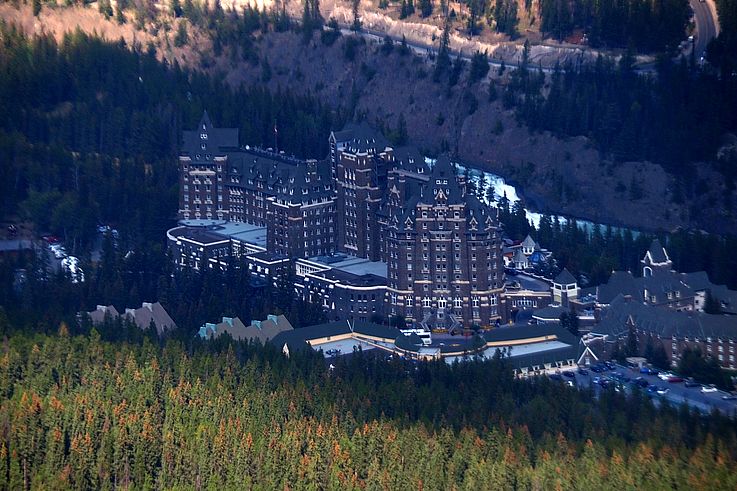 Fairmont Banff Springs Hotel et la rivière Bow à Banff.