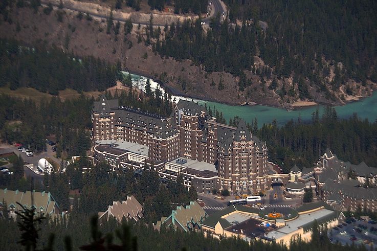 Le Fairmont Banff Springs Hotel et la rivière Bow à Banff.