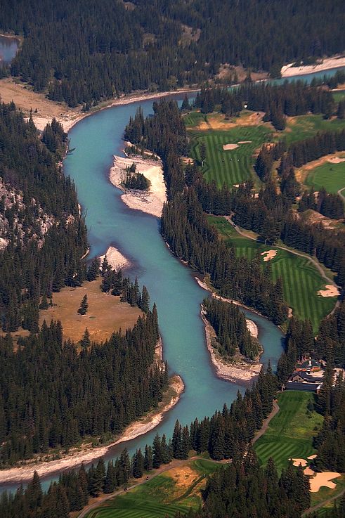 Rivière Bow longeant le parcours de golf du Fairmont Banff Springs.