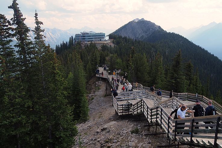 Passerelle en bois menant au terminal de la télécabine de Sulphur Mountain à Banff.