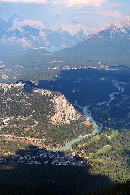 Vue sur la rivière Bow et la vallée de Banff depuis le sommet du mont Sulphur.