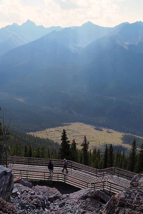 Passerelle d'observation sur le sommet de Sulphur Mountain, parc national de Banff.
