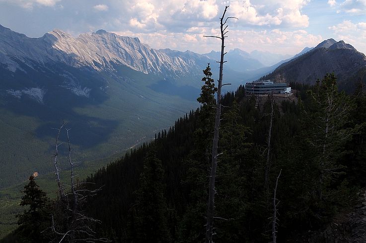 Terminal supérieur de la Banff Sulphur Mountain Gondola avec vue sur les montagnes.