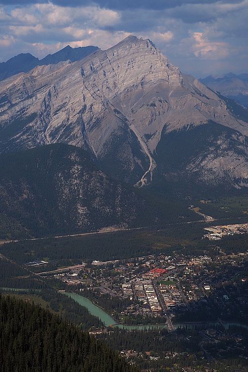 Mont Rundle surplombant la ville de Banff et la rivière Bow dans le parc national de Banff.