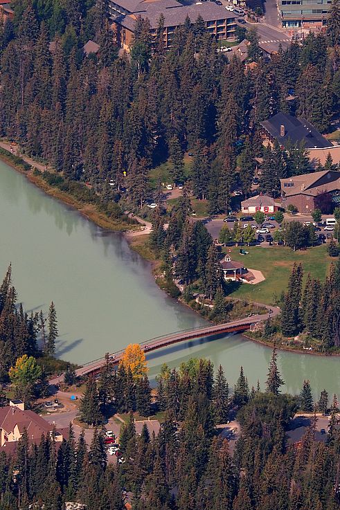 Passerelle piétonne au-dessus de la rivière Bow à Banff.