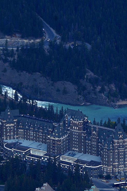 Fairmont Banff Springs Hotel et cours de la rivière Bow à Banff.