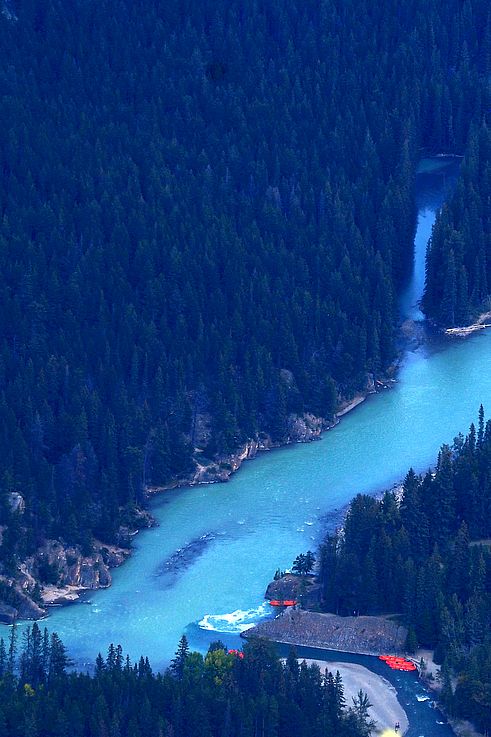 Radeaux sur la rivière Bow aux abords des chutes Bow, parc national de Banff.