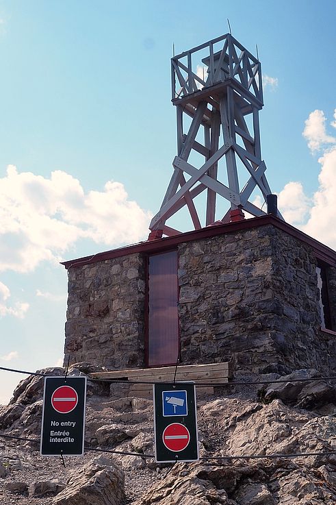 Station de recherche sur les rayons cosmiques au sommet de Sulphur Mountain, Banff.