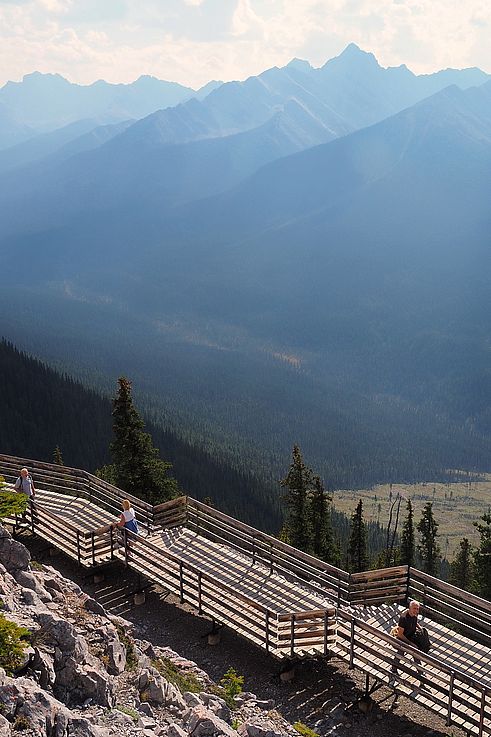 Passerelle en bois du Sulphur Mountain Boardwalk.