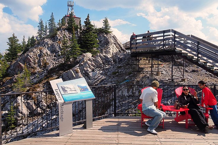 Sentier de bois et station météorologique historique au sommet de Sanson Peak, Sulphur Mountain, Banff.