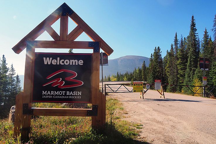 Panneau d'accueil de la station de ski Marmot Basin dans le parc national de Jasper.
