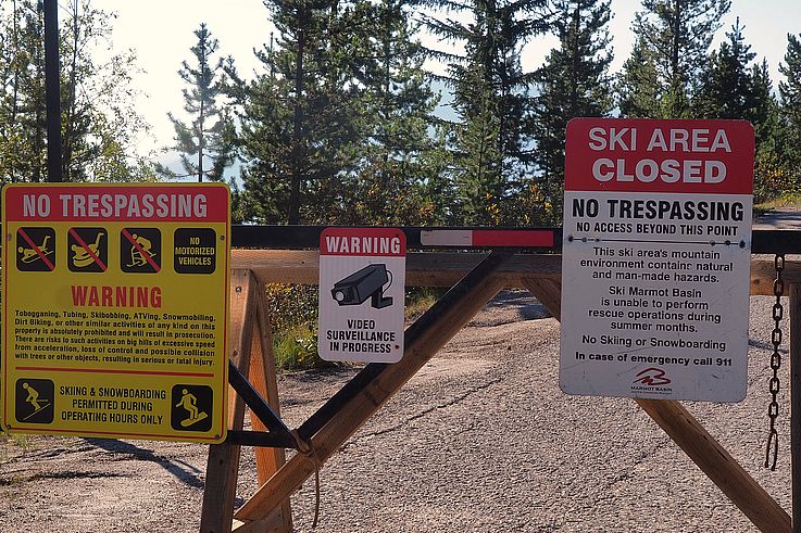 Panneaux d'interdiction et d'avertissement à l'entrée de la station de ski Marmot Basin.