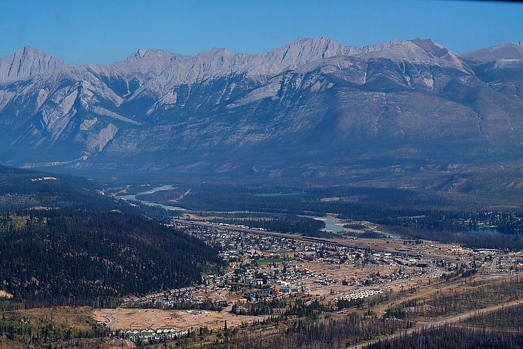 Vue aérienne de la ville de Jasper dans la vallée de l'Athabasca, au cœur des Rocheuses.