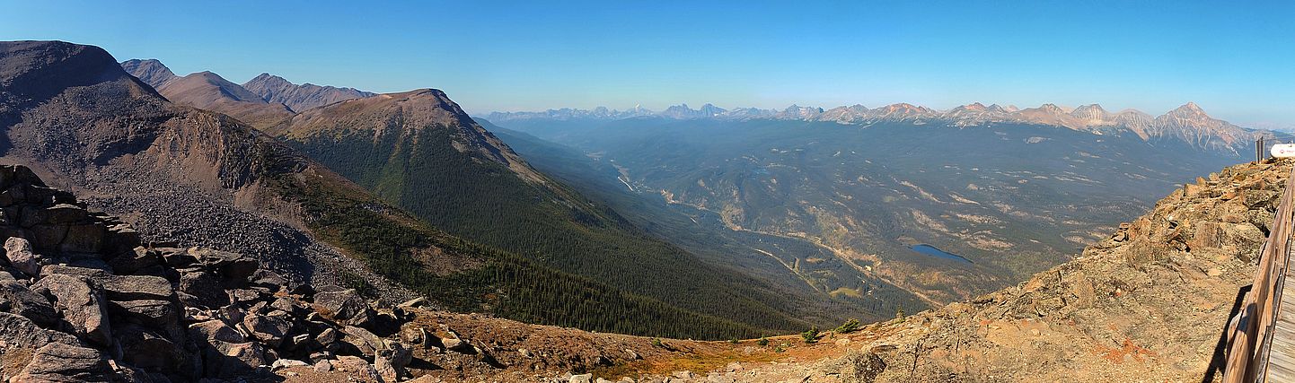 Vue sur la vallée de l'Athabasca depuis le sommet de The Whistlers, dans le parc national de Jasper.