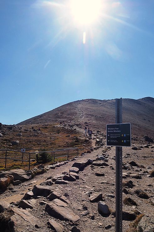 Randonneurs sur le sentier Whistlers Trail dans le parc national Jasper.