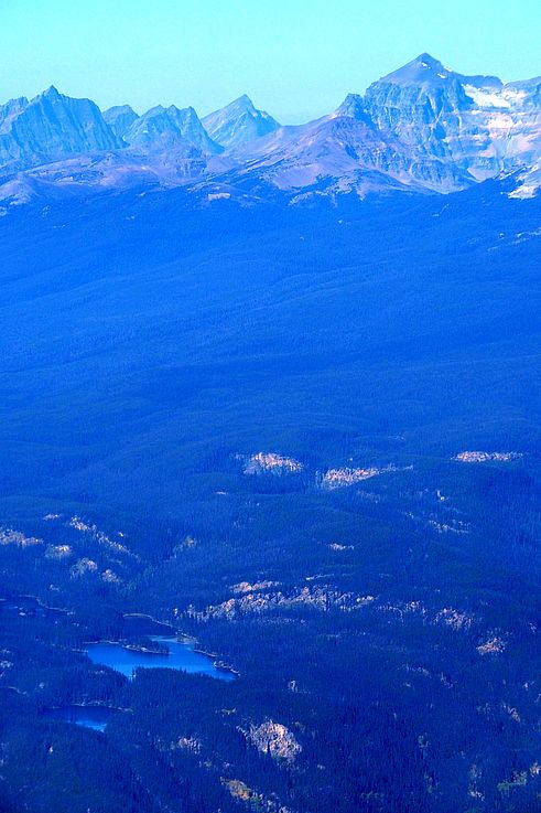 Montagnes et lacs vus depuis le sommet du mont The Whistlers, dans le parc national Jasper.