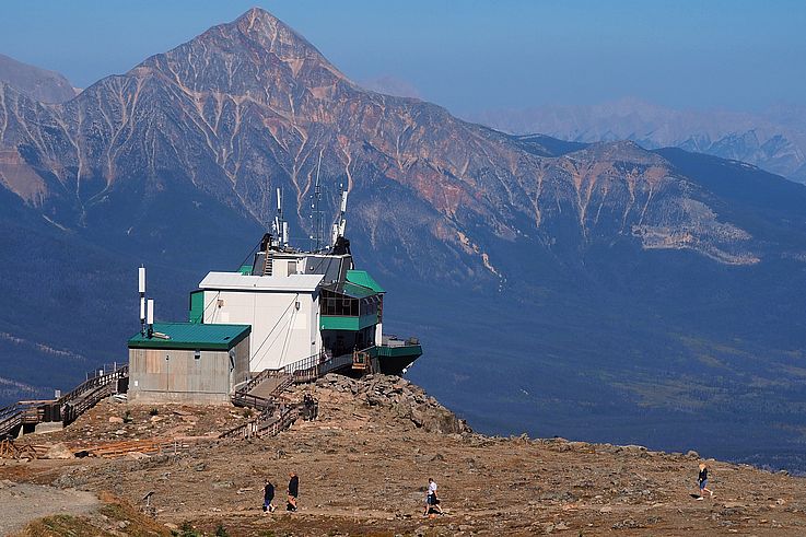 Station supérieure du Jasper SkyTram au sommet de la montagne The Whistlers, avec le mont Pyramid en arrière-plan.