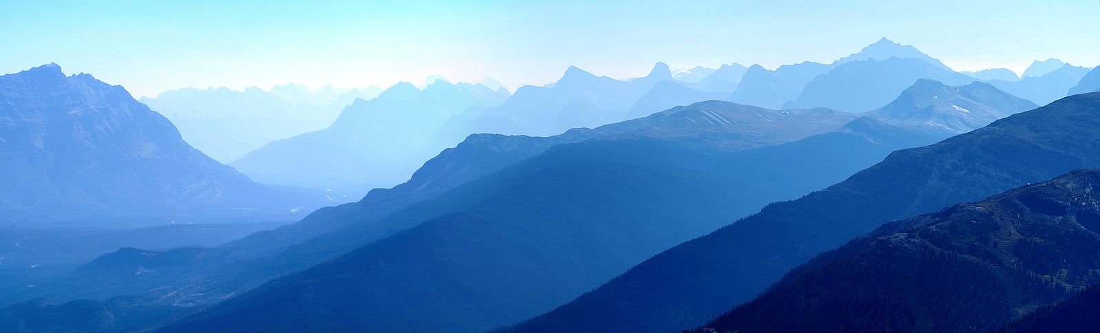 Superposition de sommets montagneux vue depuis le mont Whistlers dans le parc national Jasper.