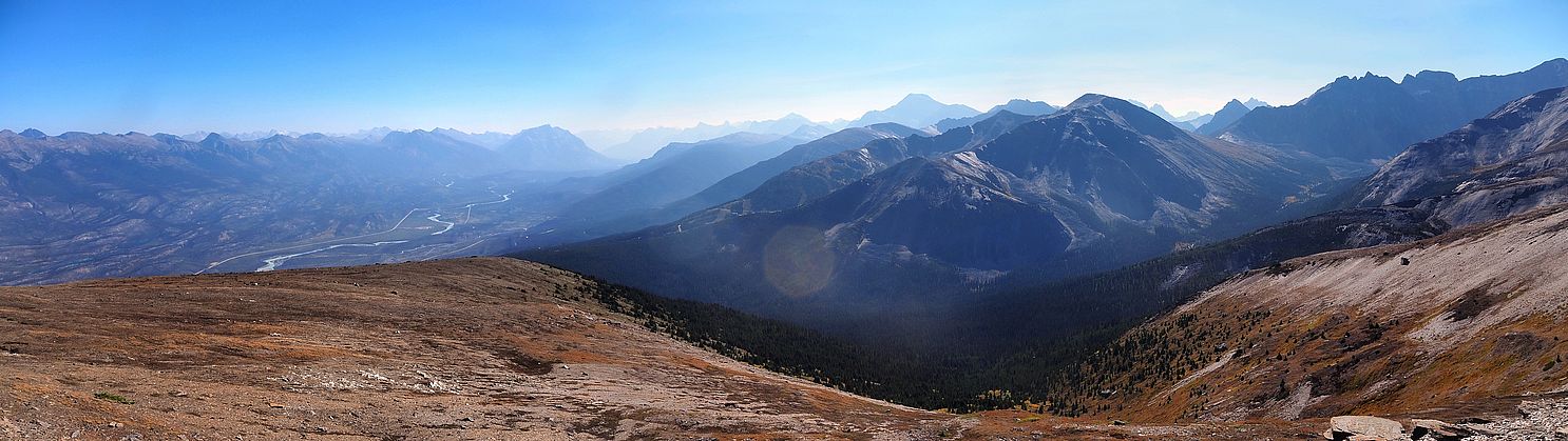 Vue de la vallée de l'Athabasca depuis le sommet du mont The Whistlers dans le parc national Jasper.