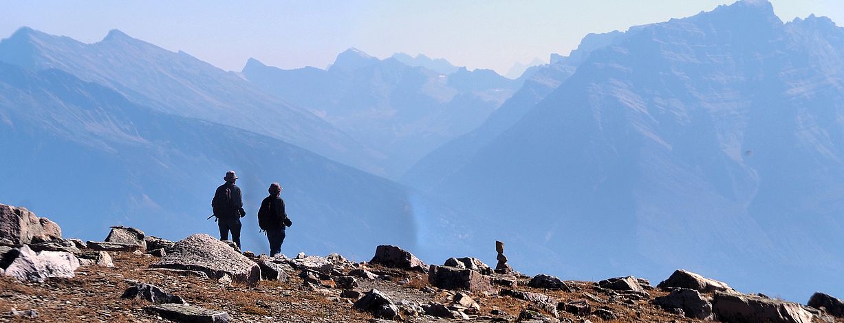 Randonneurs au sommet du mont The Whistlers, dans le parc national Jasper, sous une brume matinale.