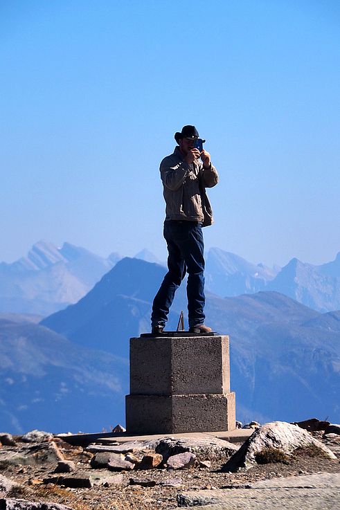 Borne géodésique au sommet du mont Whistlers, dans le parc national de Jasper.