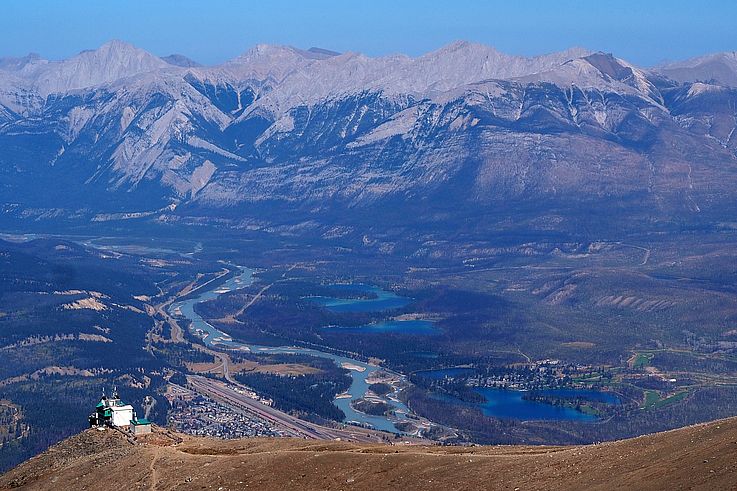 Vue sur la vallée de l'Athabasca et le village de Jasper depuis le sommet du mont Whistlers.