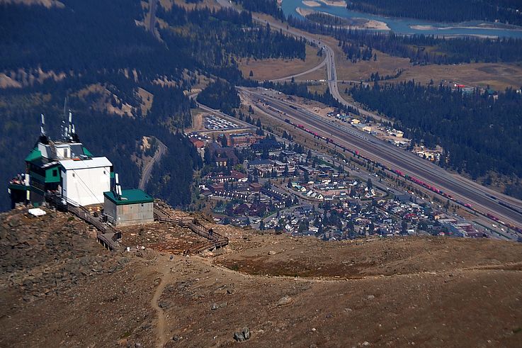 Vue sur la vallée de l'Athabasca et la ville de Jasper depuis la station sommitale du Jasper SkyTram.