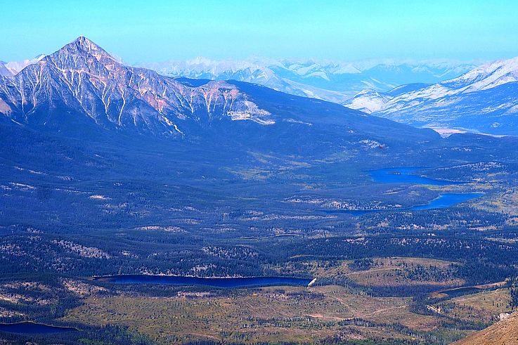 Vue sur le mont Pyramid et les lacs environnants depuis le sommet de The Whistlers, dans le parc national Jasper.