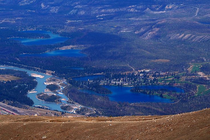 Vue sur les lacs Beauvert et Mildred et le Fairmont Jasper Park Lodge depuis le sommet de Whistlers Mountain.