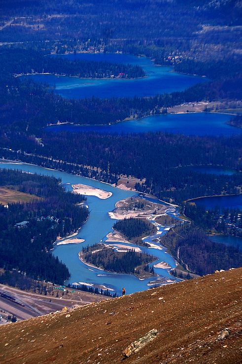 Vue sur la rivière Athabasca et les lacs depuis le sommet du mont Whistlers, parc national Jasper.