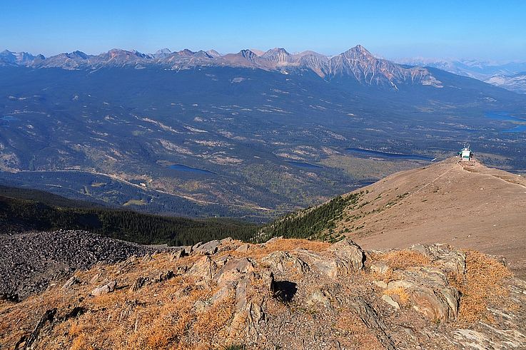 Vue des montagnes depuis le sommet du mont Whistlers dans le parc national Jasper.