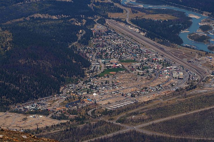 Vue aérienne de la ville de Jasper et de la vallée de l'Athabasca avec les voies ferrées.
