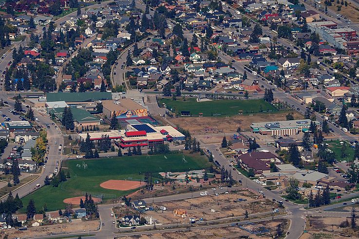 Vue aérienne de la Jasper Elementary School et du terrain de baseball à Jasper.
