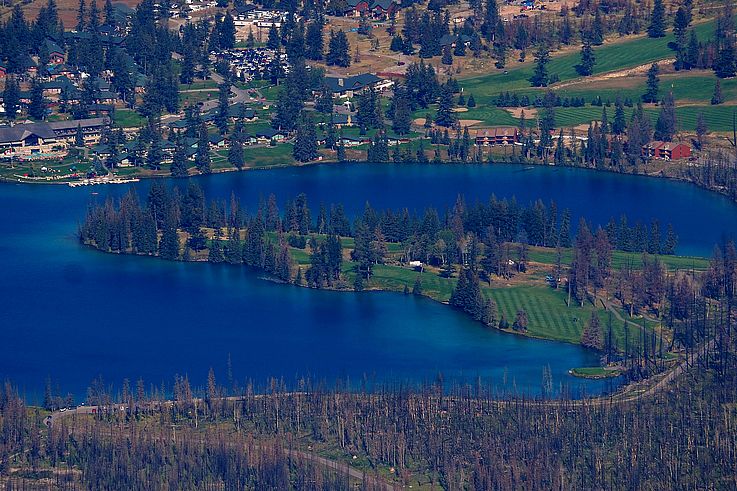 Golf du Fairmont Jasper Park Lodge au bord du lac Beauvert, avec vue sur le mont Whistlers.