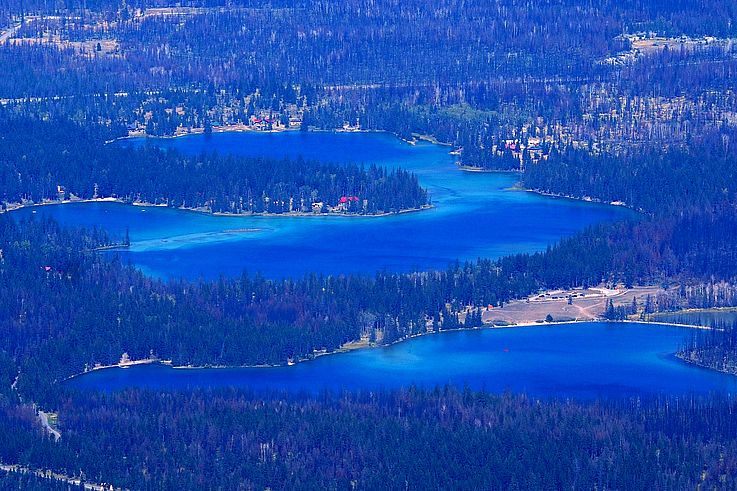 Vue aérienne des lacs Annette, Edith et Beauvert dans le parc national Jasper.