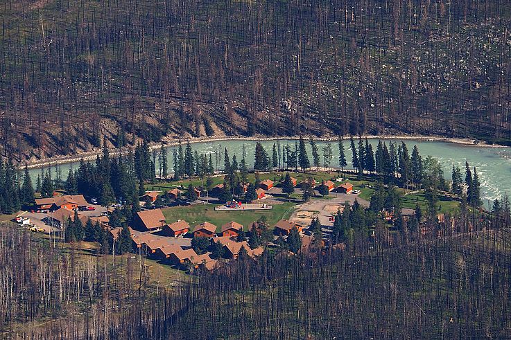 Chalets le long de la rivière Athabasca, au sein d'une zone de forêt brûlée dans le parc national de Jasper.