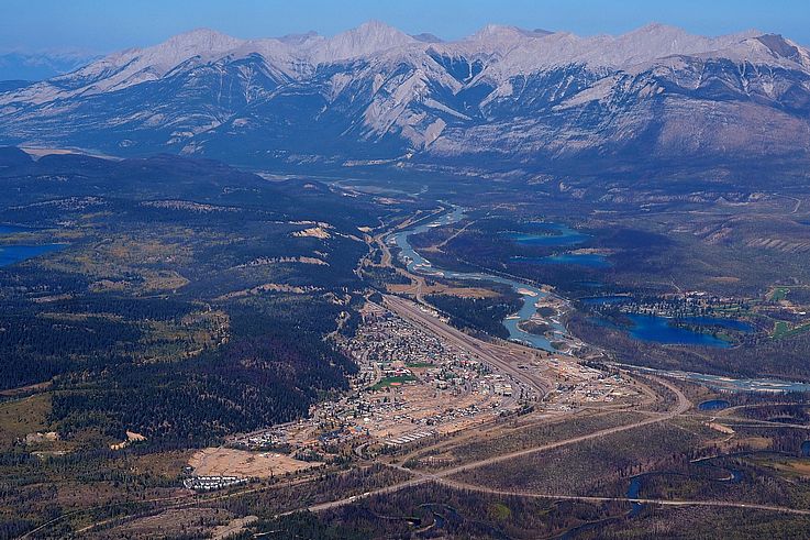 Vue sur la ville de Jasper et la vallée de l'Athabasca depuis le sommet de Whistlers Mountain.