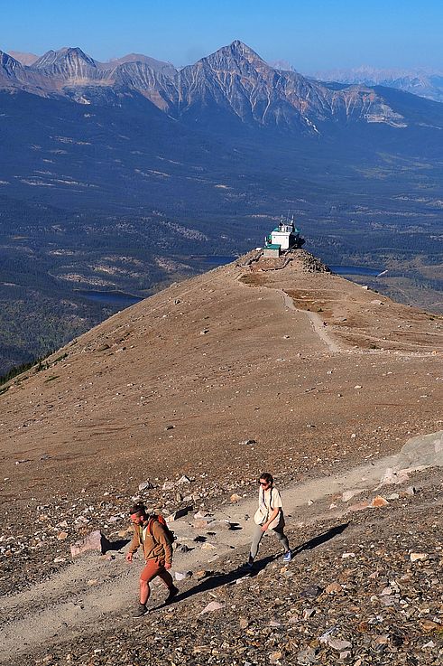 Randonneurs sur le sentier du Whistlers Summit dans le parc national Jasper.