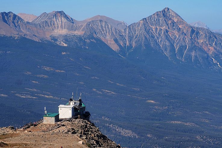 Station supérieure du Jasper Skytram sur le sommet des Whistlers, face au mont Pyramid.