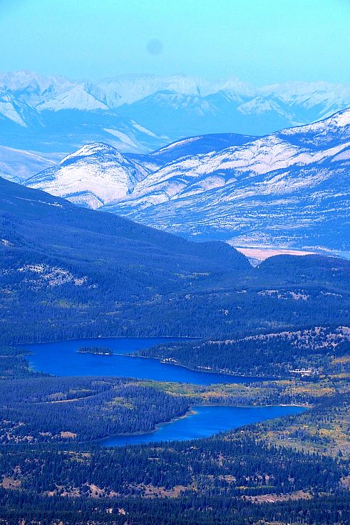 Vue sur la vallée et les lacs depuis le sommet du Whistlers au parc national Jasper.