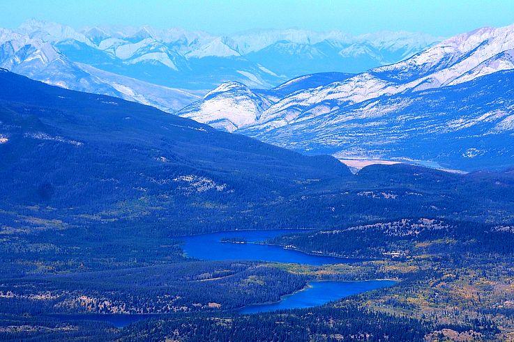 Vue sur la vallée de l'Athabasca depuis le sommet de Whistlers, dans le parc national Jasper.