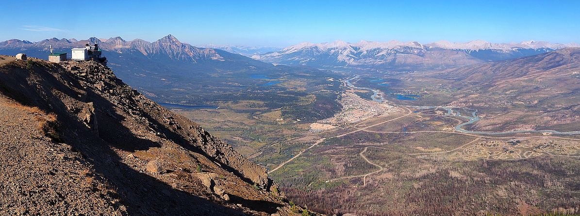 Vue sur la ville de Jasper depuis le sommet du mont The Whistlers, dans le parc national Jasper.