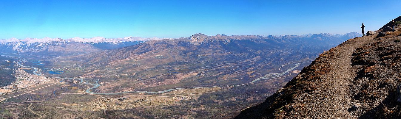 Vue sur la vallée de l'Athabasca et la ville de Jasper depuis le sommet du mont Whistlers, dans le parc national de Jasper.