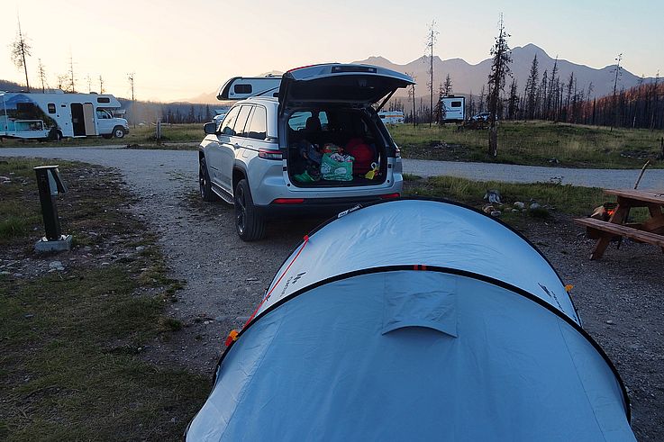 Tente et véhicule au Wapiti Campground dans le parc national Jasper.